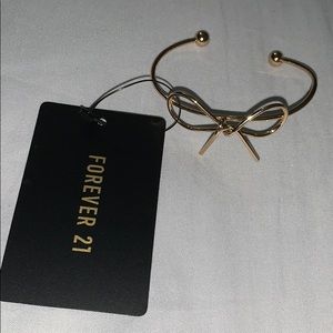 Gold bow bracelet
